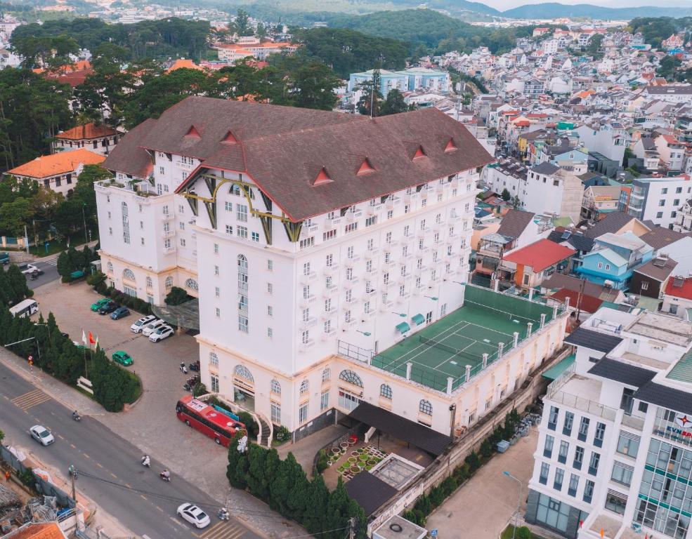 vista sull'alto di un edificio con campo da tennis di Saigon Dalat Hotel a Da Lat