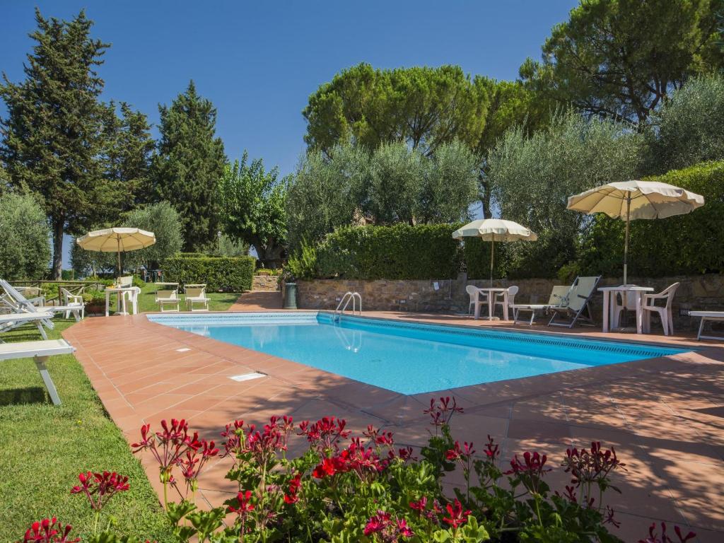 Bazén v ubytovaní Flat with shared pool and air conditioning alebo v jeho blízkosti