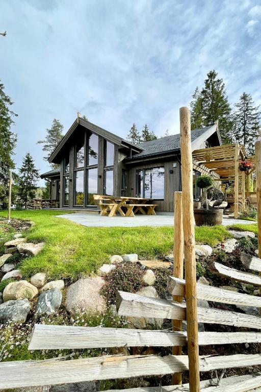 Κήπος έξω από το Stylish Edge-Of-Forest Cabin By The Water