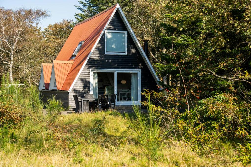 a small house with an orange roof at Summerhouse By The North Sea in Vestervig