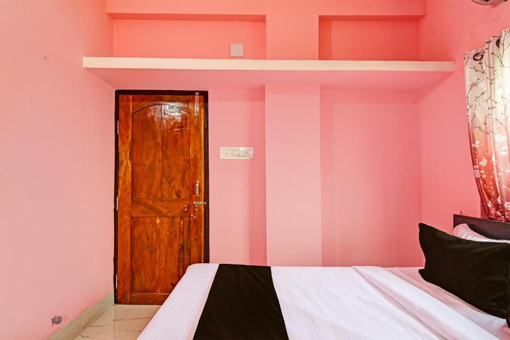 Postel nebo postele na pokoji v ubytování Hotel O MAA BHUASUNI RESIDENCY