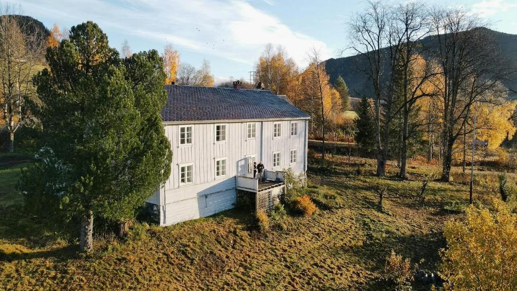eine Luftansicht eines weißen Hauses auf einem Feld in der Unterkunft Historic Old Rectory In The Heart Of Norway in Vestre Gausdal
