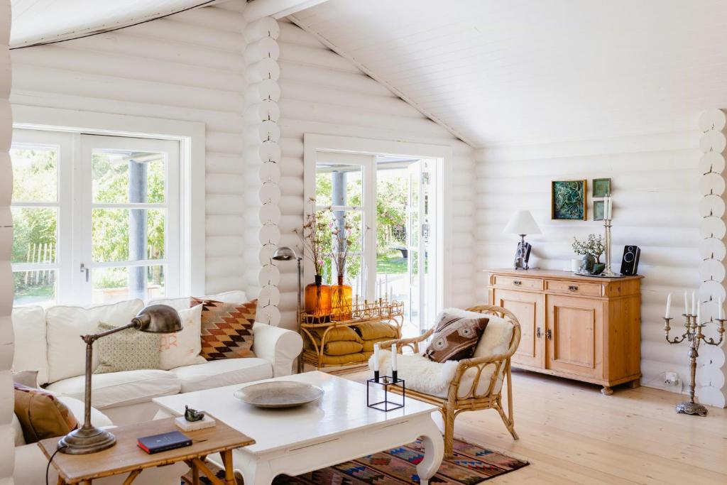 un salon avec un canapé et une table dans l'établissement Beautiful And Romantic Cottage With Swimmingpool, à Melby