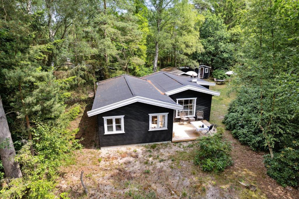 een luchtfoto van een huis in het bos bij Classic 1937 Cottage On A Natural Plot in Nykøbing Sjælland