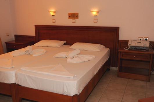 Postel nebo postele na pokoji v ubytování Kyma Hotel