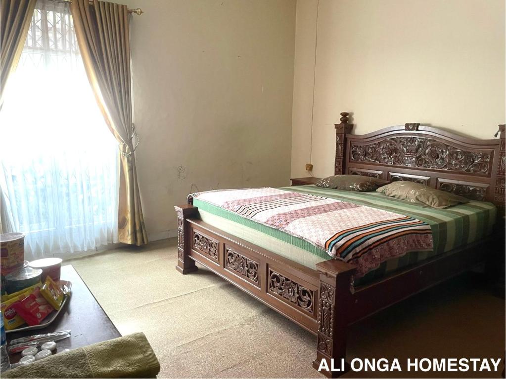 En eller flere senge i et værelse på Ali Onga Homestay di Kota Batusangkar