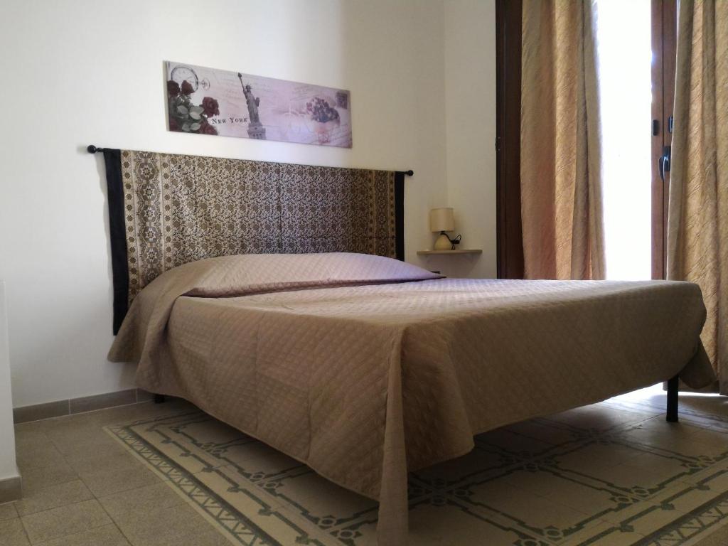 カステッランマーレ・デル・ゴルフォにあるI due Archiのベッドルーム1室(ヘッドボード付きのベッド1台、窓付)