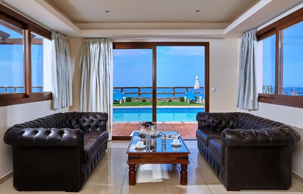 Basen w obiekcie Vasia Villas lub w pobliżu
