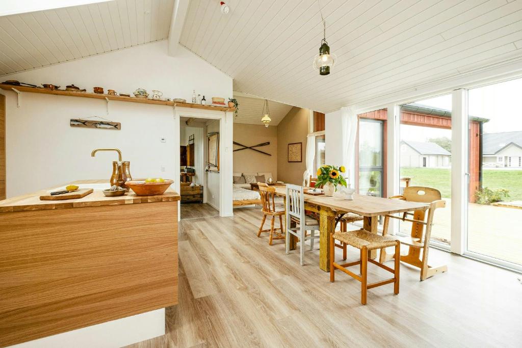 eine Küche und ein Esszimmer mit Tisch und Stühlen in der Unterkunft Family House With Sauna Near Ålbæk in Ålbæk