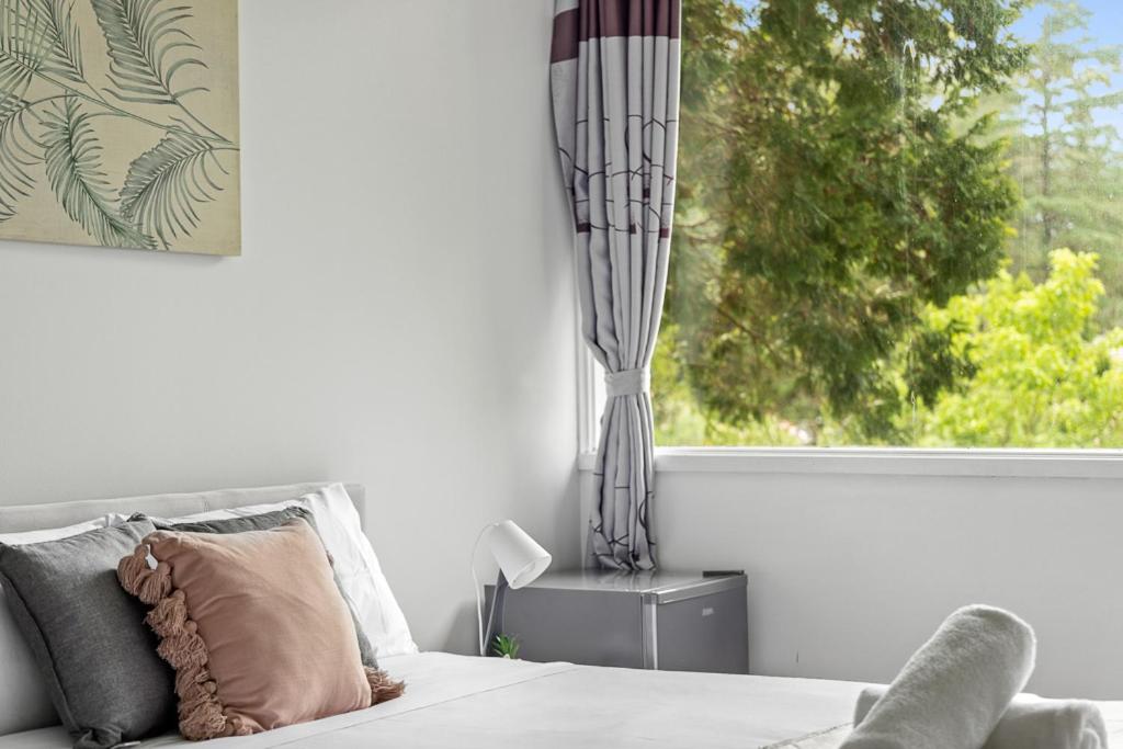 Postel nebo postele na pokoji v ubytování Relaxed Queen Room - Serene Spot at Pymble - Shared Bathroom