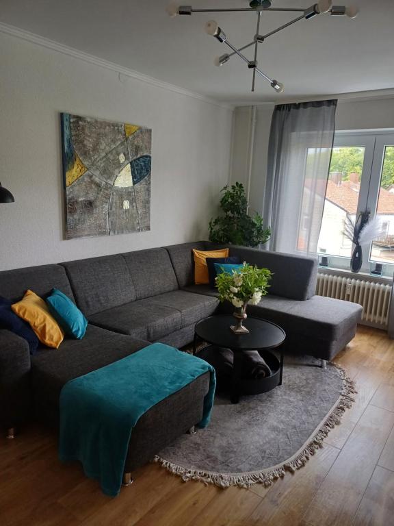 een woonkamer met een bank en een tafel bij Busch Apartment im Zentrum in Bad Harzburg