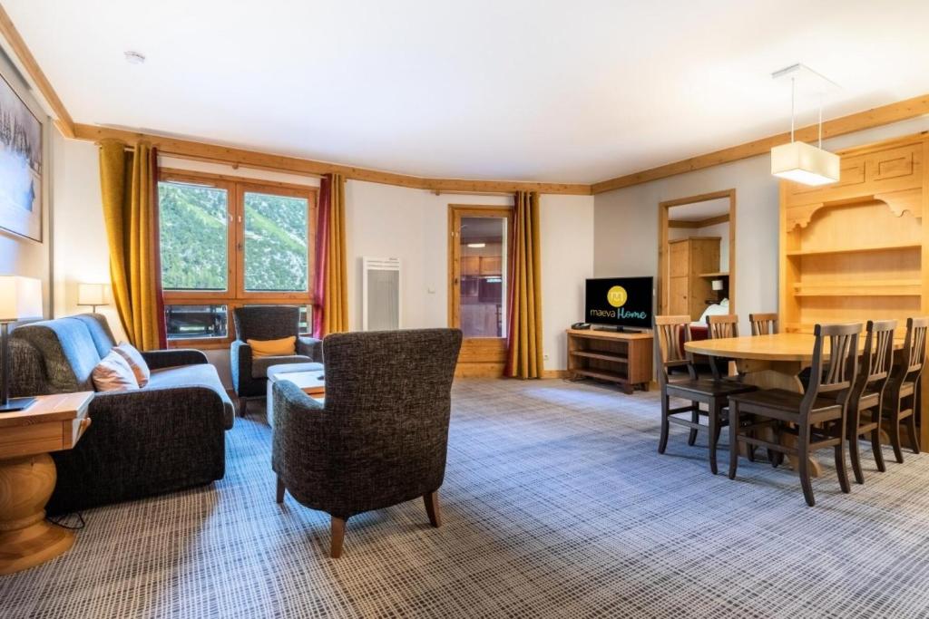 un salon avec un canapé et une table dans l'établissement Résidence Les Arcs 1950 Le Village - maeva Home - Appartement 3 Pièces 6 Personnes - Prestige MAE-1564, à Bourg-Saint-Maurice