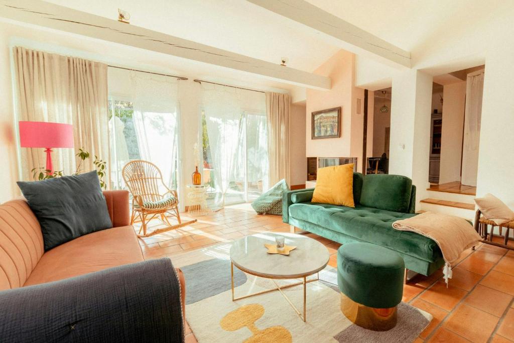 un salon avec deux canapés et une table dans l'établissement Peaceful Apartment In The Heart Of Ventabren, à Ventabren