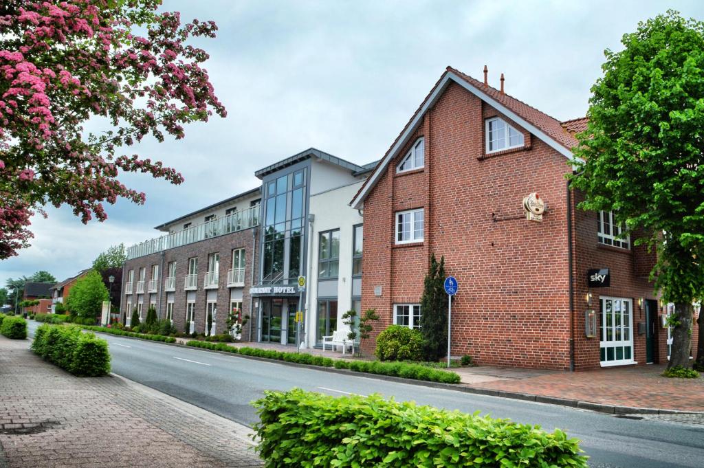 an empty street in front of a brick building at Hotel Drei Linden in Twist