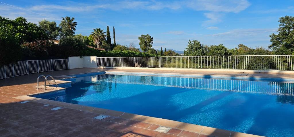 une piscine dans une cour clôturée dans l'établissement Villa de vacances avec piscine Green Village, à Roquebrune-sur Argens