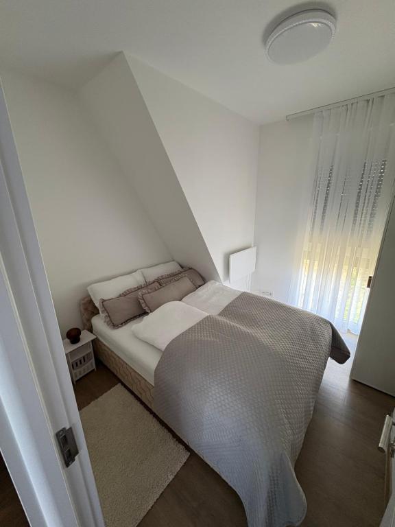 A bed or beds in a room at Divčibarski pogledi