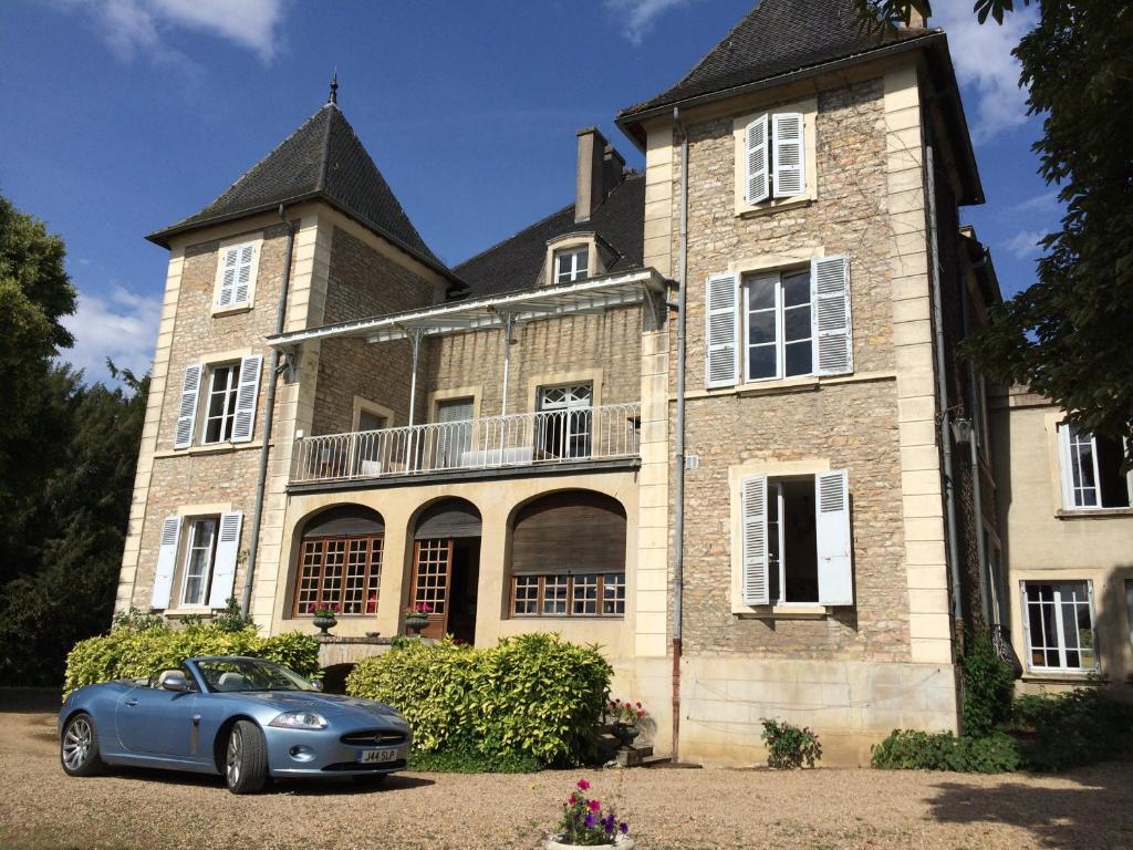 une voiture bleue garée devant une maison dans l'établissement Le Château, à Champagny-sous-Uxelles