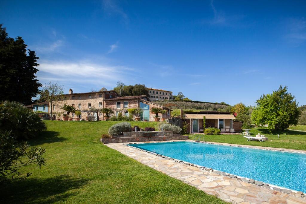 ein Haus mit einem Pool im Hof in der Unterkunft Relais Del Lago in Capannori