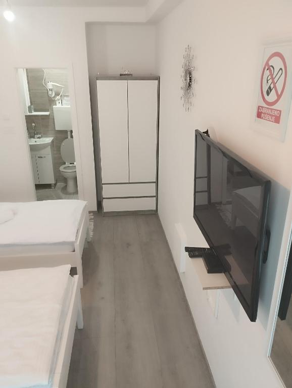 Room Misir in downtown