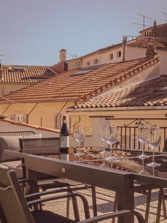 - une table avec des verres à vin au-dessus d'un bâtiment dans l'établissement Lux PH Gem 3BR 200m palais and beach, à Cannes