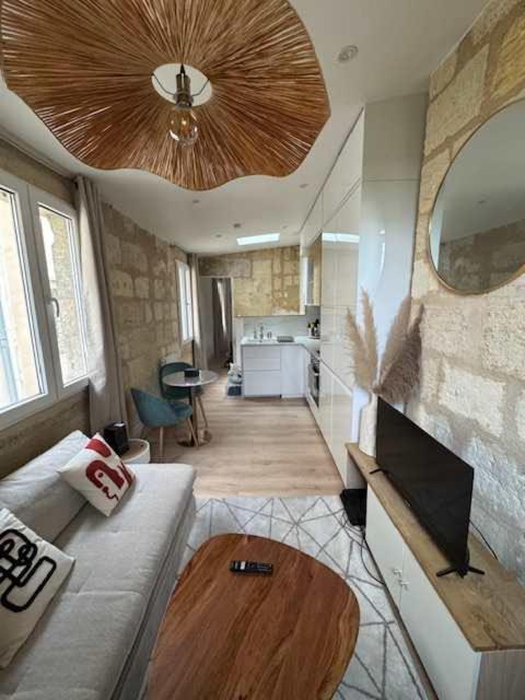 un salon avec un canapé et une table dans l'établissement Charmant duplex au coeur du centre historique, à Bordeaux