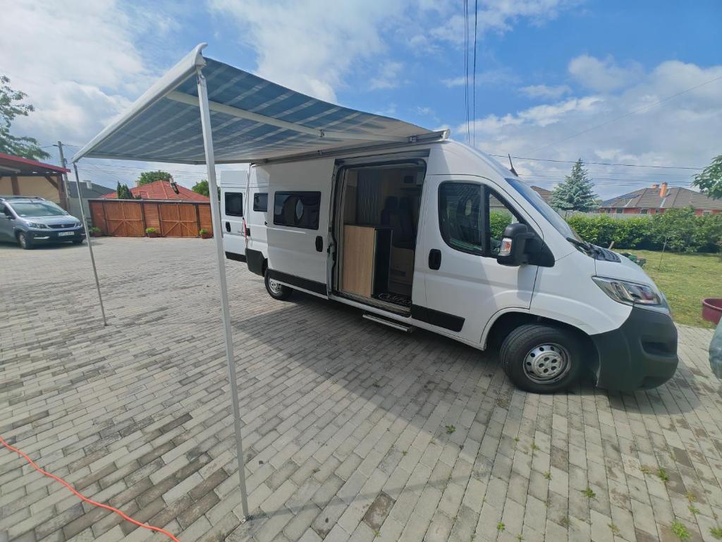 Fotografie z fotogalerie ubytování Lakoautó Berlés Luxus negykereken 2 Kastenwagen v destinaci Győrladamér