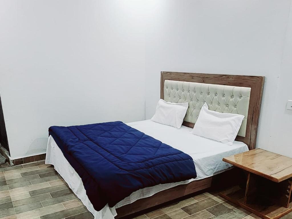Postel nebo postele na pokoji v ubytování Shiv Shankar Resort