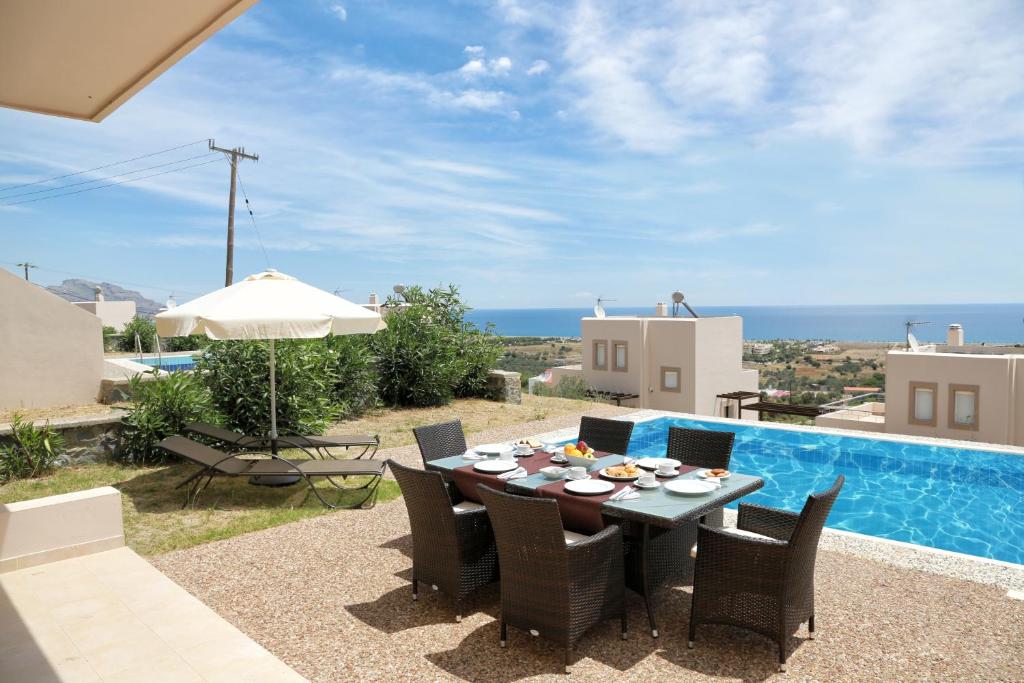 Bazén v ubytování Athoniki Villas nebo v jeho okolí