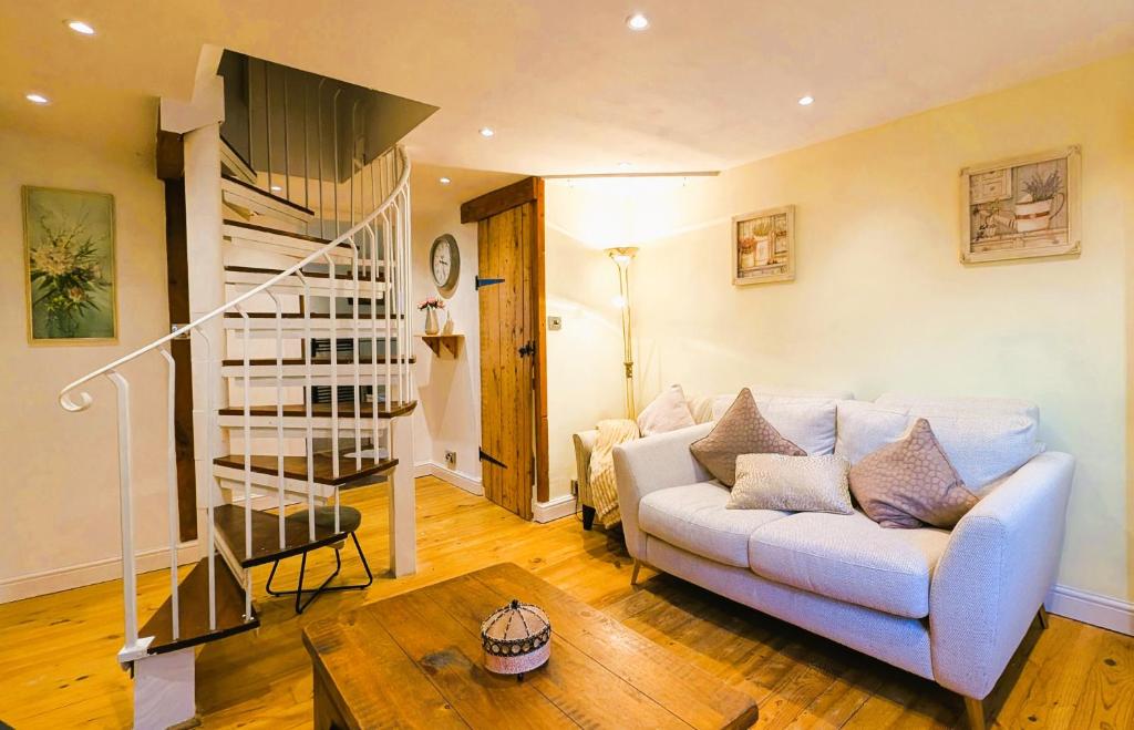 Ruang duduk di Stone cottage, own parking & EV charger -Buttercup