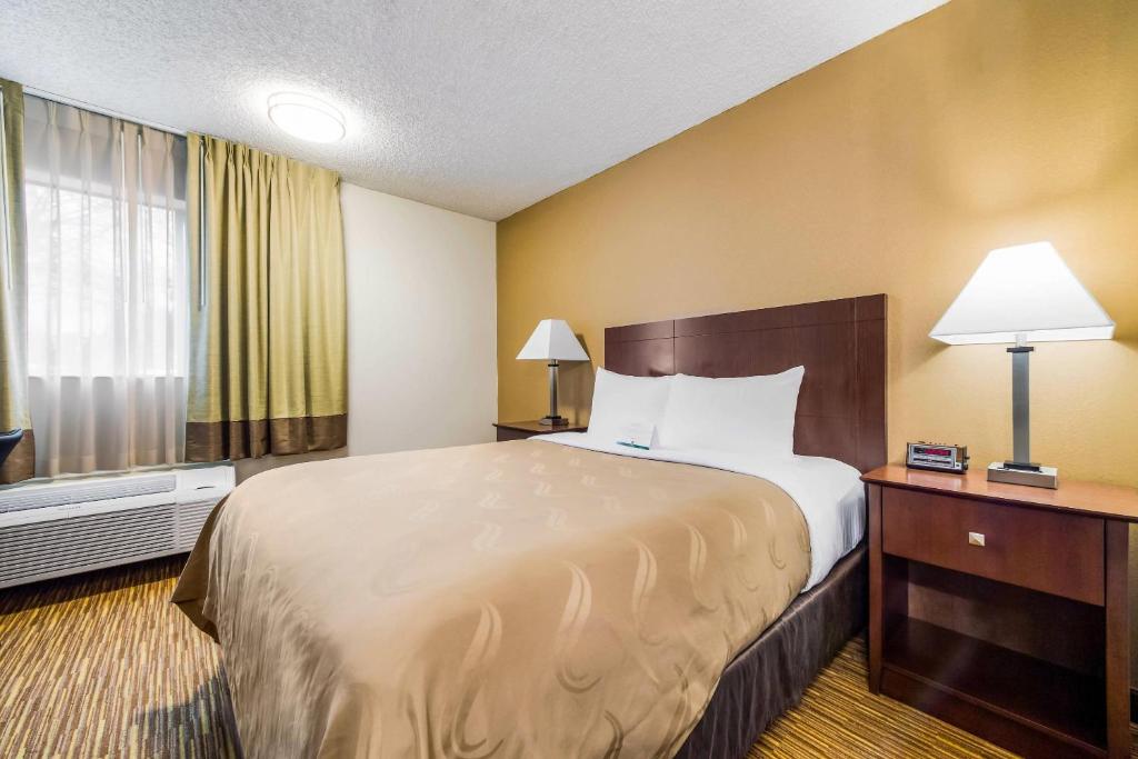 Una cama o camas en una habitación de Quality Inn & Suites Lacey Olympia