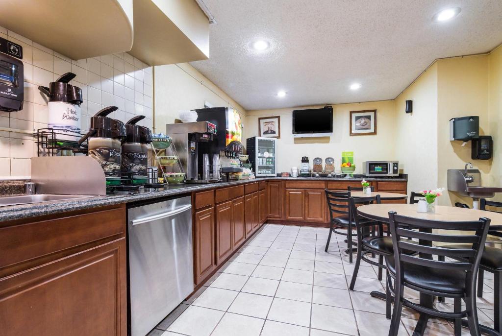 Quality Inn & Suites Lacey Olympia photo