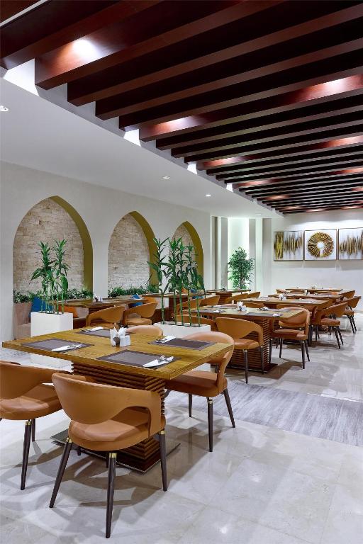 Ein Sitzbereich in der Unterkunft DoubleTree By Hilton Doha - Al Sadd