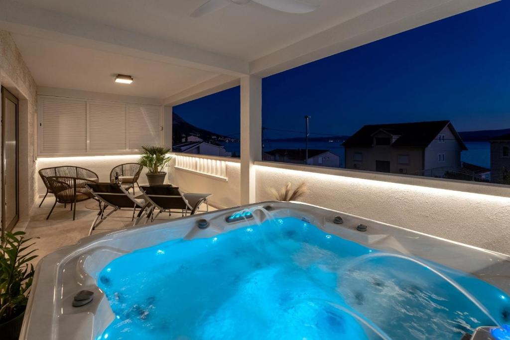 Πισίνα στο ή κοντά στο NEW! Luxury Apartment With Jacuzzi 20 Near The Sea