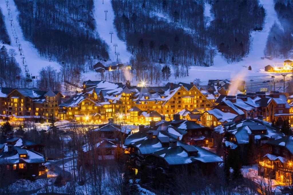 The Lodge at Spruce Peak, a Destination by Hyatt Residence v zimě