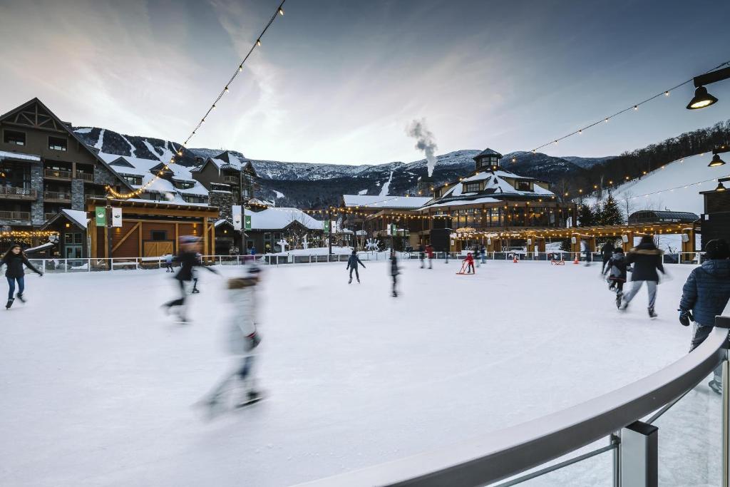 The Lodge at Spruce Peak, a Destination by Hyatt Residence v zimě