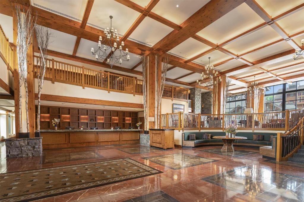 Restaurace v ubytování The Lodge at Spruce Peak, a Destination by Hyatt Residence