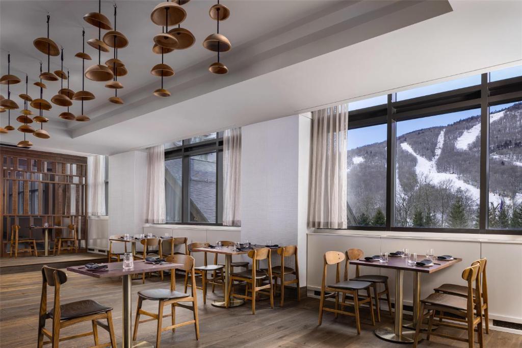 Restaurace v ubytování The Lodge at Spruce Peak, a Destination by Hyatt Residence
