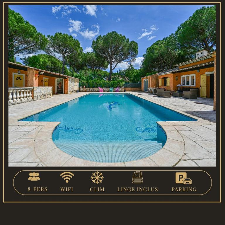 - une grande piscine dans une cour arborée dans l'établissement Les Terrasses villa et piscine privée, à Vidauban