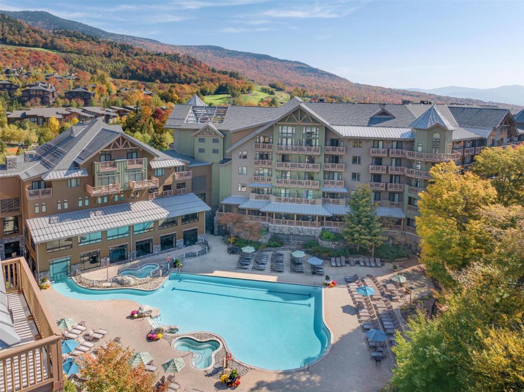 Bazén v ubytování The Lodge at Spruce Peak, a Destination by Hyatt Residence nebo v jeho okolí
