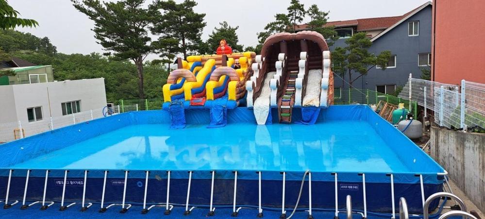 Bazén v ubytování Gyeongju la Siesta Private BBQ, Disney&Netflix nebo v jeho okolí