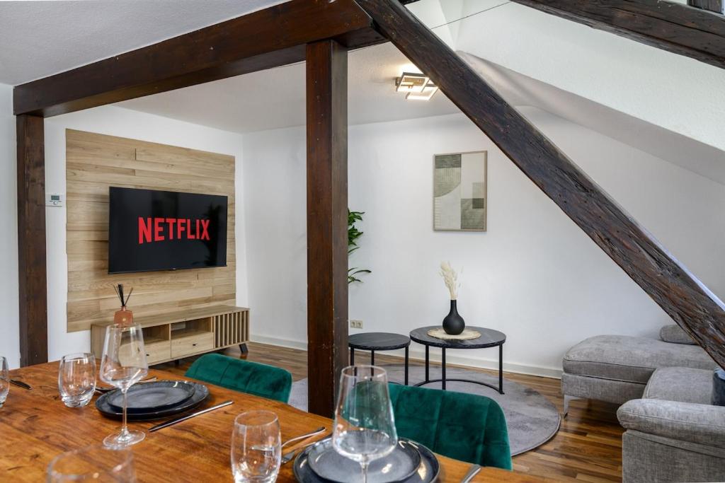 a living room with a table and a tv at 3 BR - Familienfreundlich - Geräumig - Zentral - Wifi - Cozy in Wiesbaden