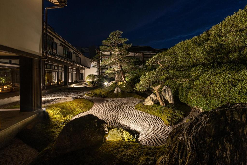 un jardin avec des rochers au milieu d'un bâtiment dans l'établissement Hagi No Yado Tomoe, à Hagi