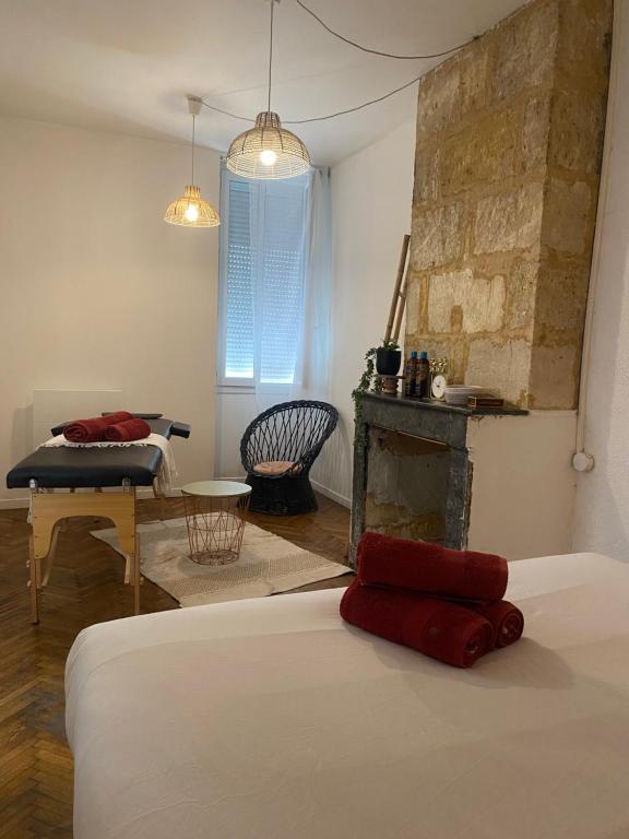 Postel nebo postele na pokoji v ubytování Apparemment jacuzzi balnéo centre de Bordeaux