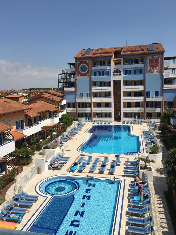 Bazén v ubytování Villaggio Hemingway - Family Aparthotel nebo v jeho okolí