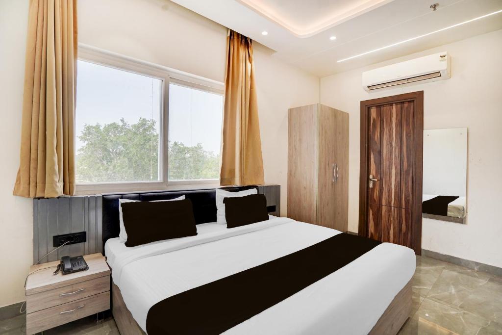 Postel nebo postele na pokoji v ubytování Hotel O NP PALACE