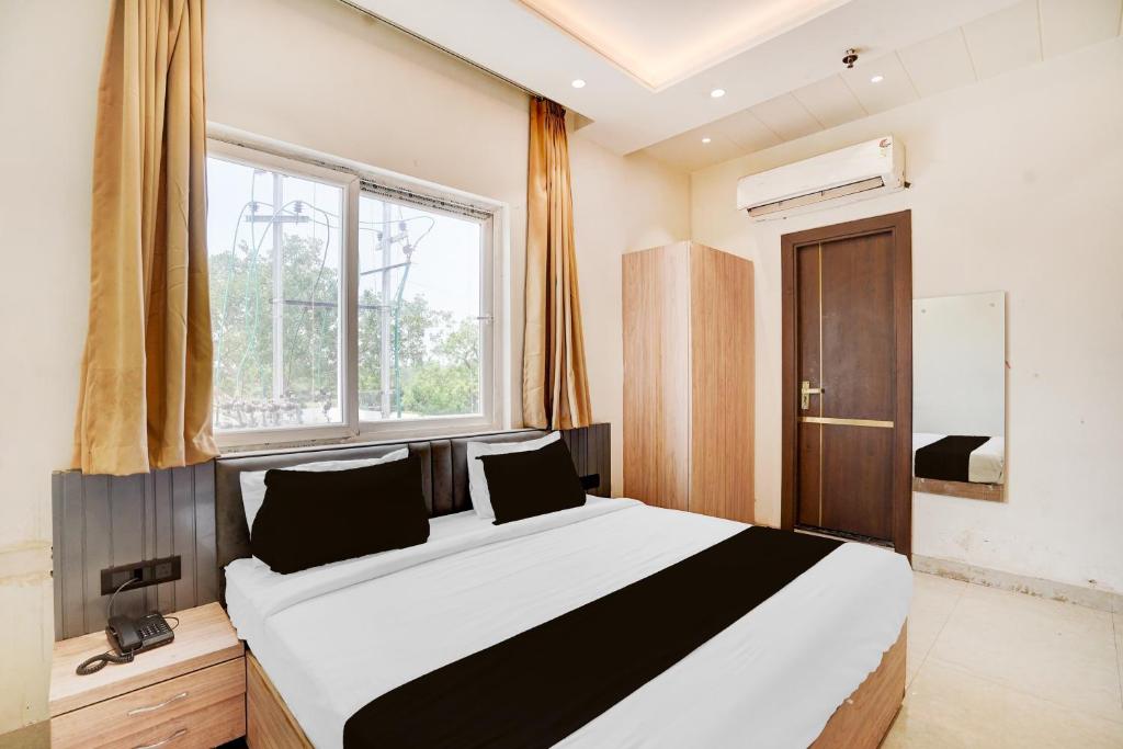 Postel nebo postele na pokoji v ubytování Hotel O NP PALACE