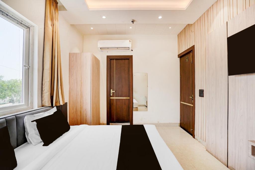 Postel nebo postele na pokoji v ubytování Hotel O NP PALACE