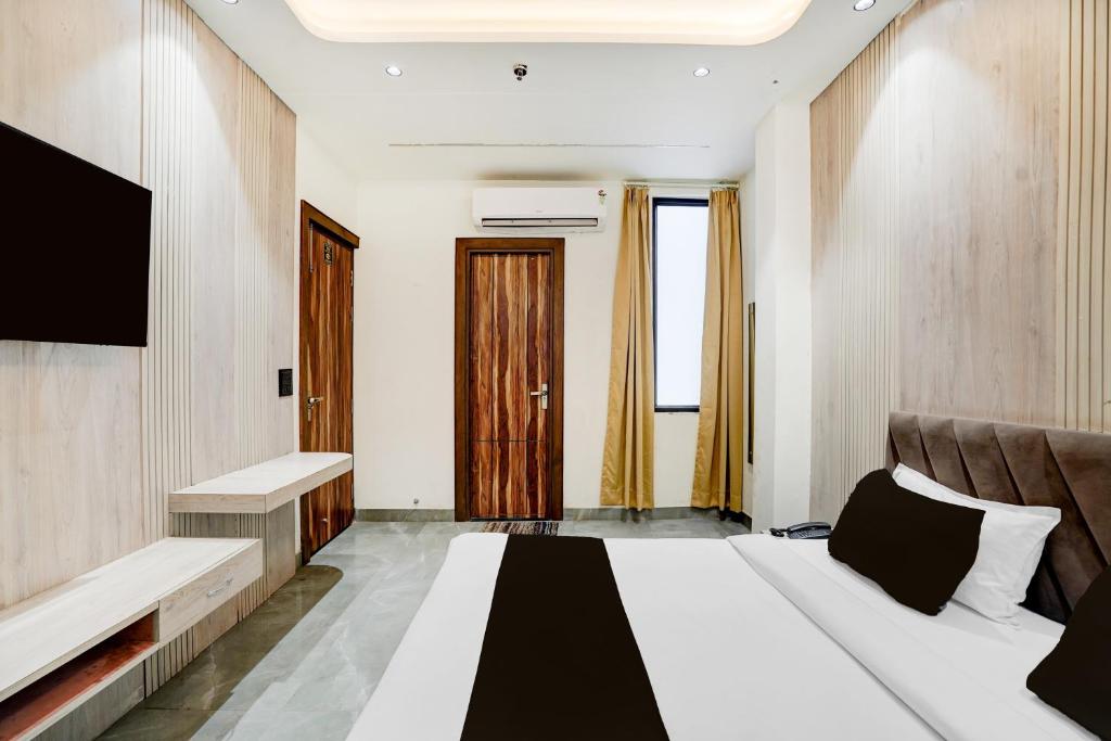Postel nebo postele na pokoji v ubytování Hotel O NP PALACE