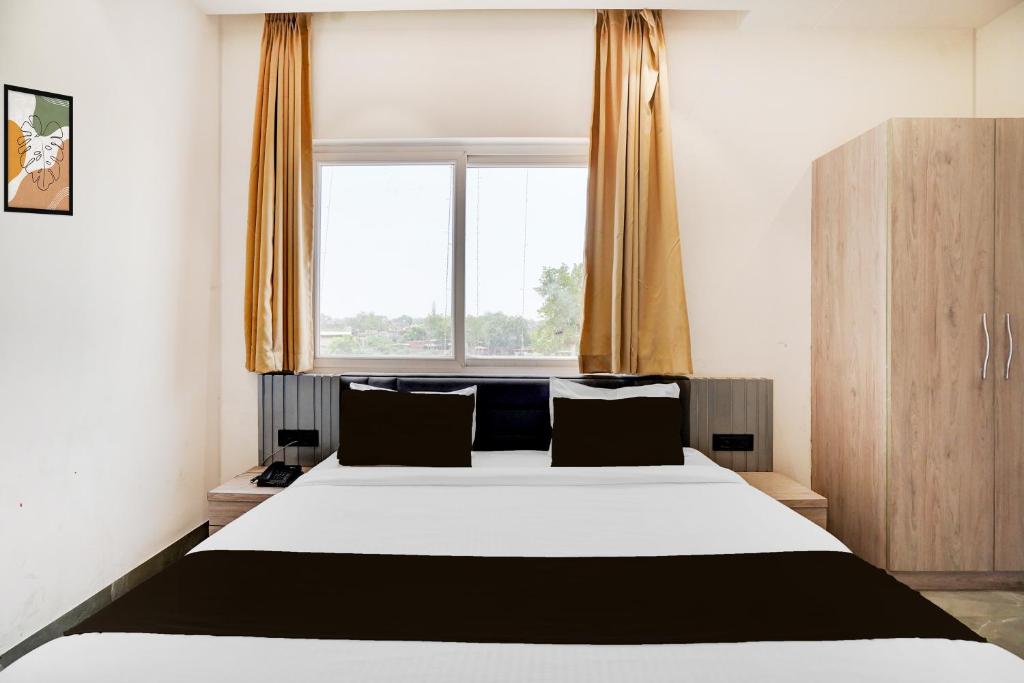 Postel nebo postele na pokoji v ubytování Hotel O NP PALACE