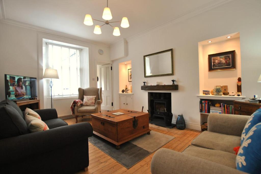 Televisyen dan/atau pusat hiburan di Seaglass Cottage Anstruther- stylish seaside stay
